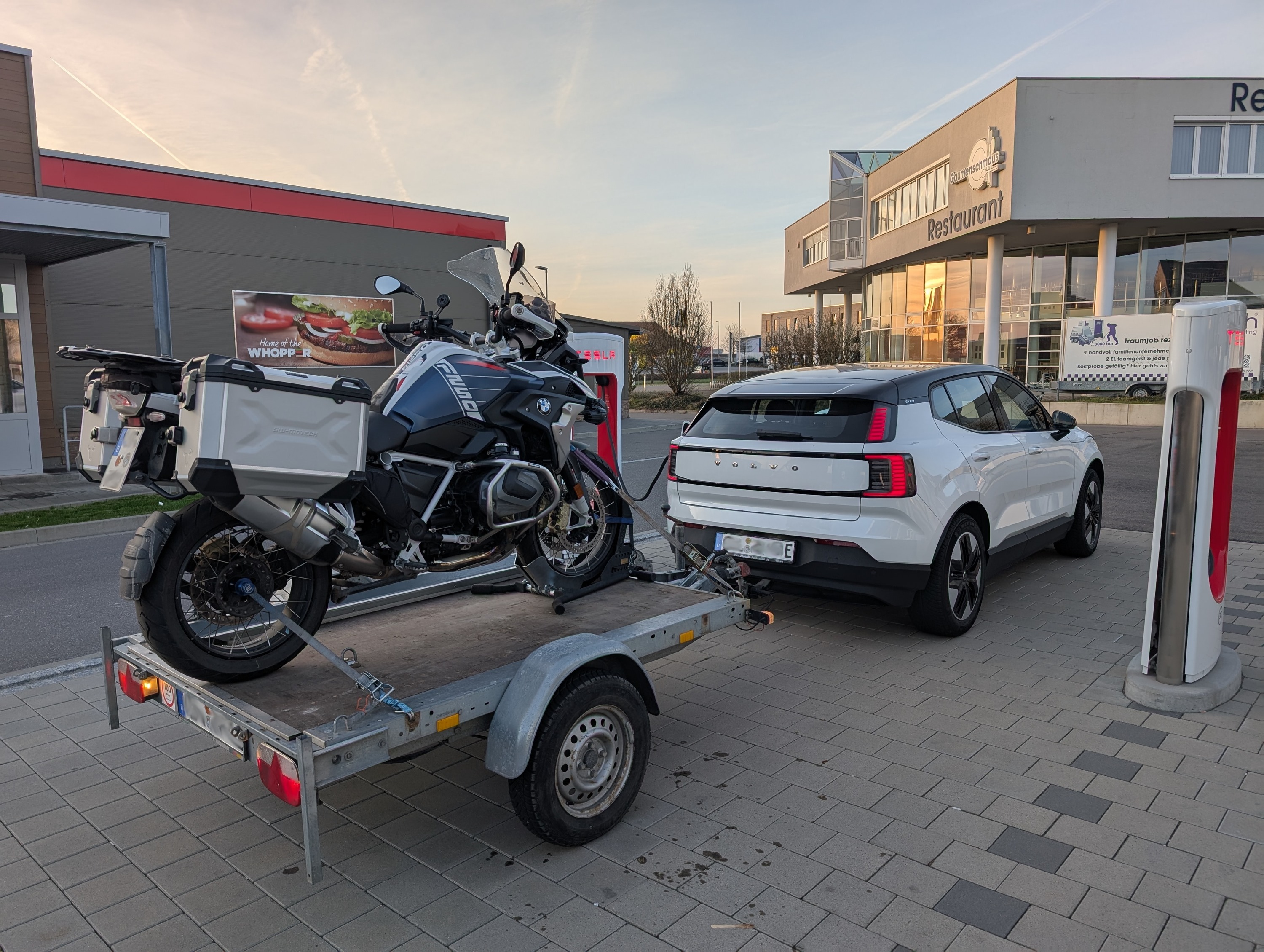 Volvo EX30 mit Motorradanhänger
